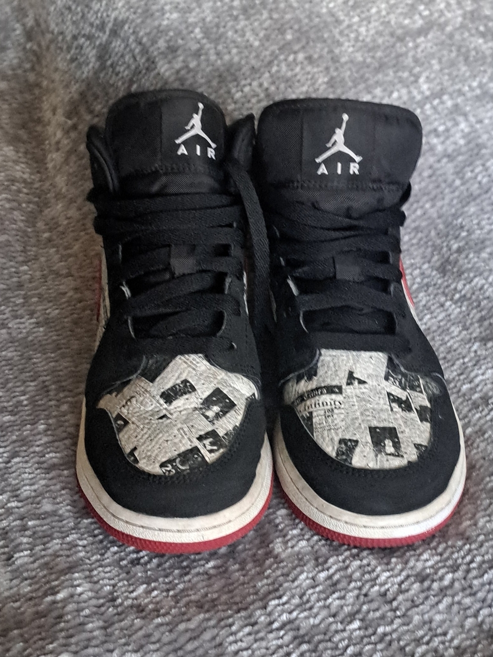 Jordan 1 Se Mid Nespaper Young Black and Red Low-Top Sneakers